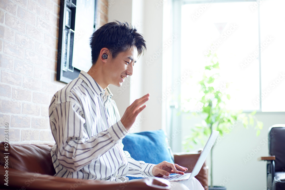 リビングでくつろぐ若い日本人の男性