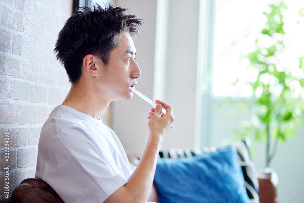 歯磨きをする若い日本人の男性