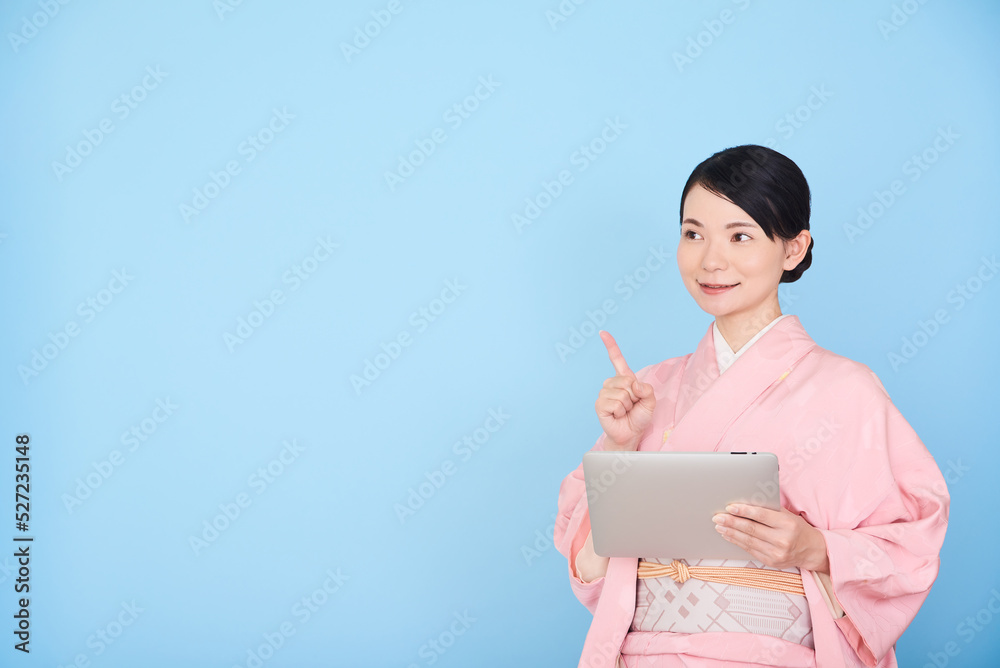 タブレットを操作する着物を着た女性