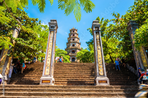 Papier peint view of The Thien Mu Pagoda with many tourists