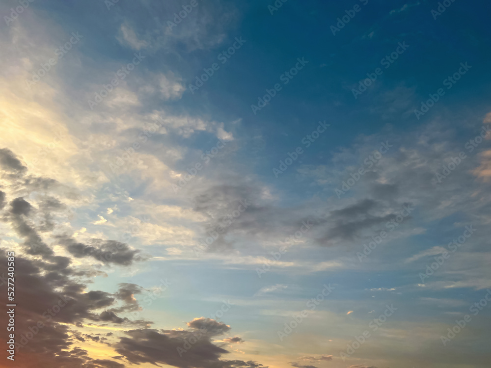 Obraz premium Beautiful view of cloudy sky in evening