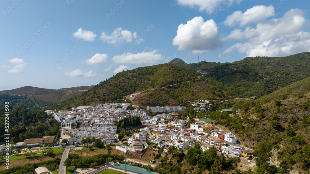 bonito pueblo blanco de Benahavís en la costa del sol, Andalucía