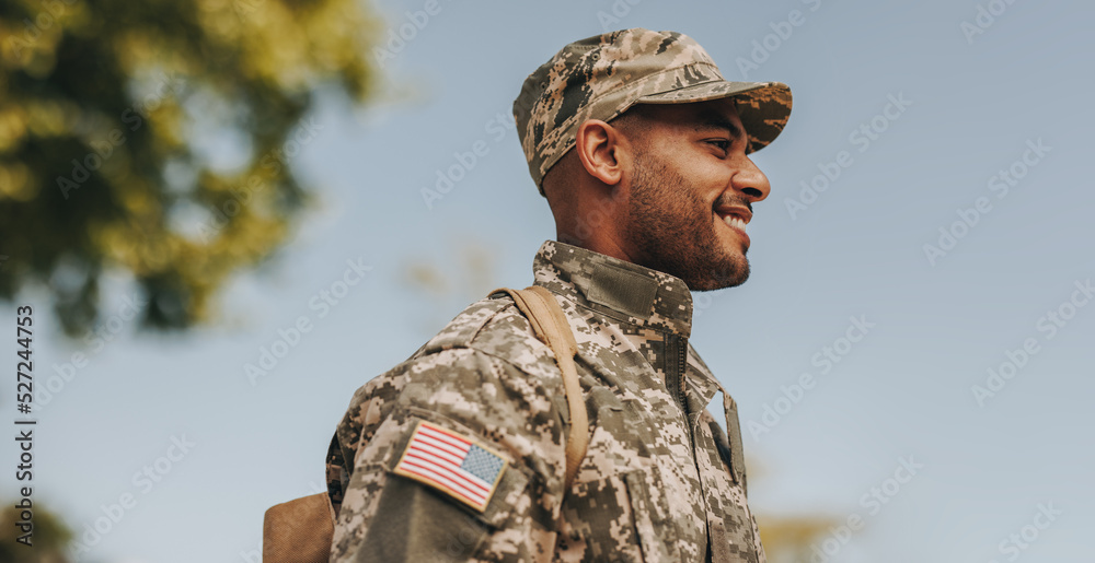 Happy young soldier returning home from the army - obrazy, fototapety, plakaty 