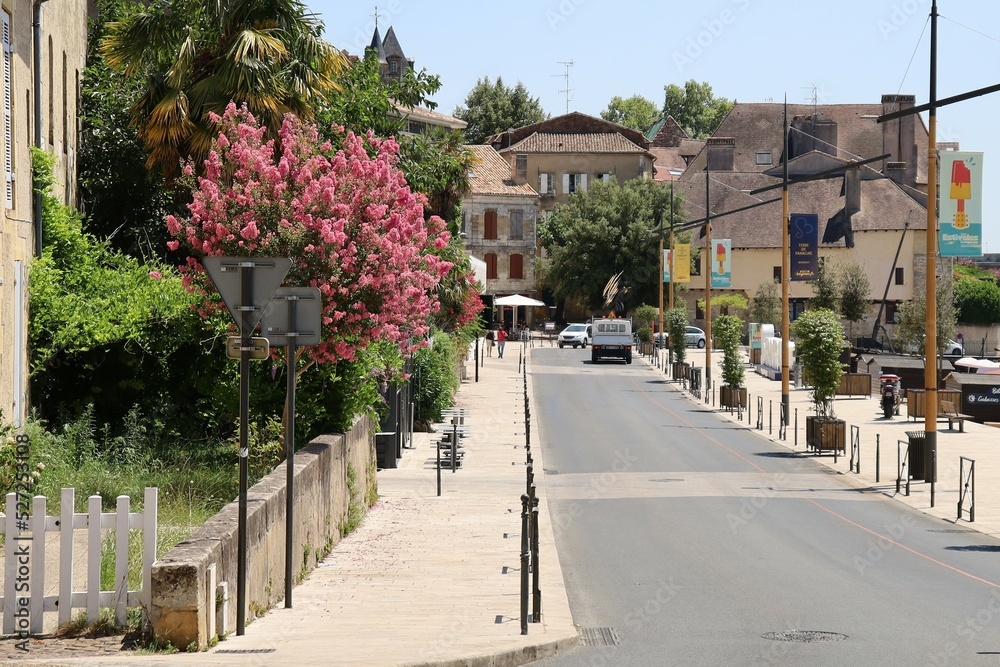 Fototapeta premium Rue typique, ville Bergerac, département de la Dordogne, France