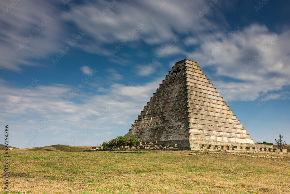 Pirámide de los Italianos, Burgos StockFoto Adobe Stock