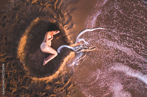 Photographie Mujer embarazada en posición fetal simulando el útero y el cordón umbilical