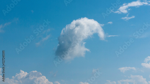 Pequeña nube blanca girando en cielo azul