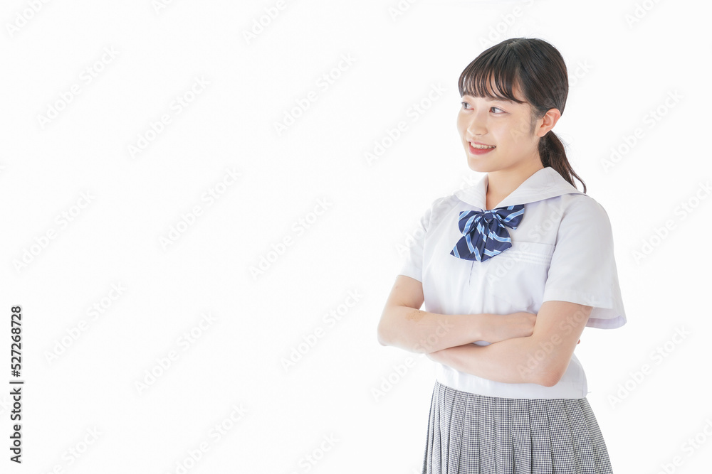 腕を組む制服を着た女子学生