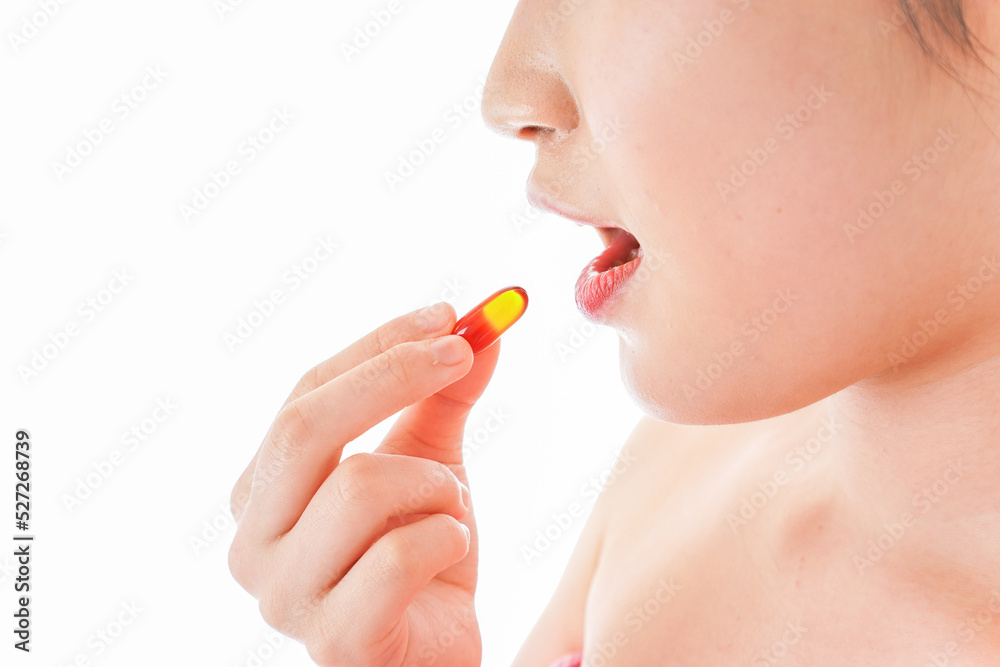 薬・サプリメントを服用する若い女性 薬・サプリメントを服用する若い女性