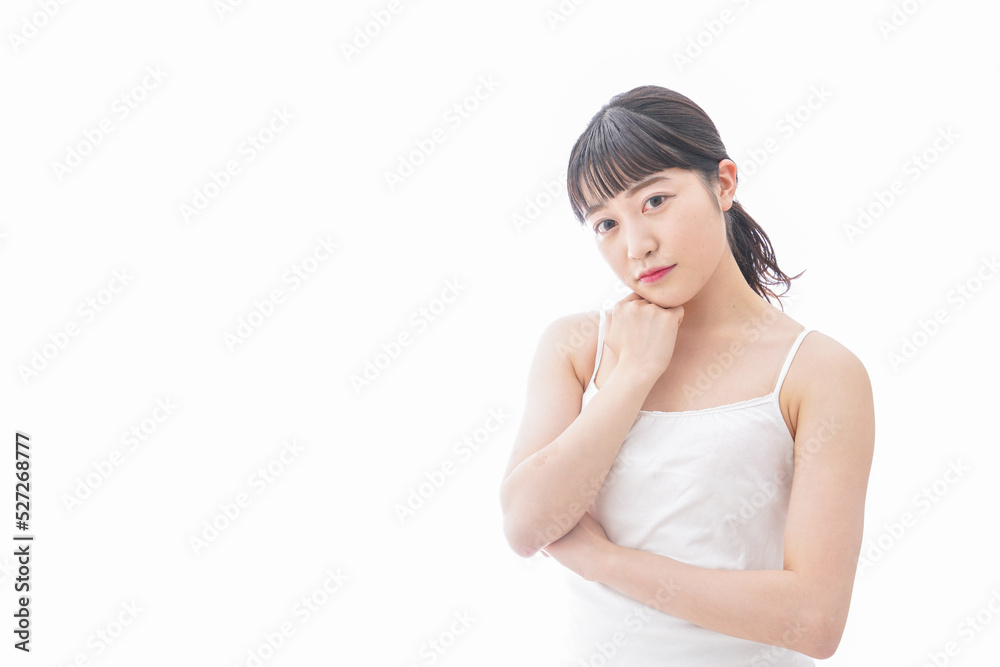 スキンケア・メイクをする若い女性 スキンケア・メイクをする若い女性
