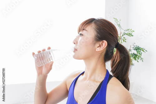 水分を摂取するスポーツウェアの女性