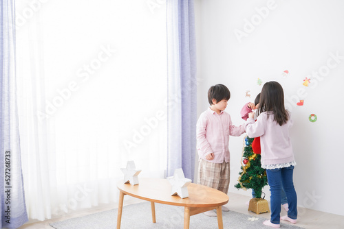 クリスマスの飾り付けをする子どもたち © maroke