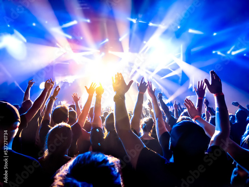Foto crowd of people dancing at concert