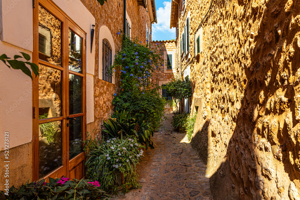 Calle estrecha y adoquinada con casas de piedra en el bonito pueblo de Fornalutx, en las montañas de la Serra de Tramuntana de la isla de Mallorca (Islas Baleares, España)