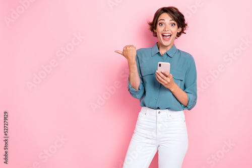 Tableau sur toile Photo of impressed girl brown hair blue blouse directing empty space instagram t
