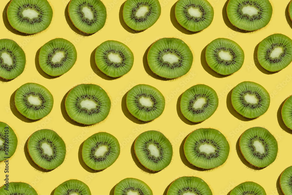 Fototapeta premium Pattern of kiwi fruits overhead view flat lay