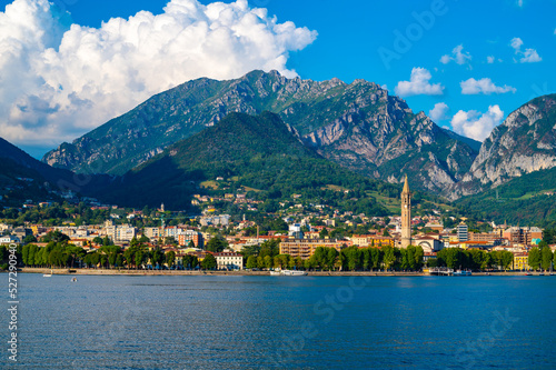 The city of Lecco, with its lakefront and its buildings, photographed in the evening. 