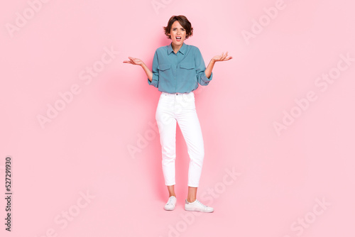 Photographie Photo of unsatisfied disappointed woman wear stylish clothes shrug shoulders wtf