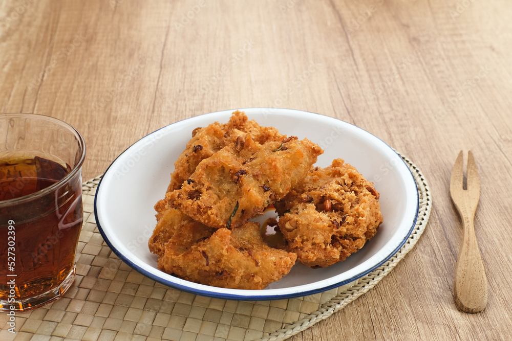 Mentho or lentho, a typical snack from Indonesia. Made from cassava, tolo beans and coconut.
Mentho or lentho, a typical snack from Indonesia. Made from cassava, tolo beans and coconut.