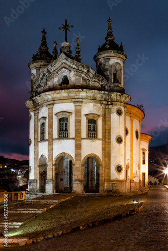 Igreja histórica em Ouro Preto durante o amanhecer com céu lilás ao fundo