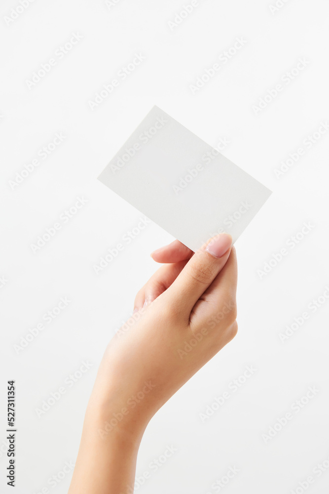 흰색 바탕에 명함을 들고 있는 여자 손 흰색 바탕에 명함을 들고 있는 여자 손