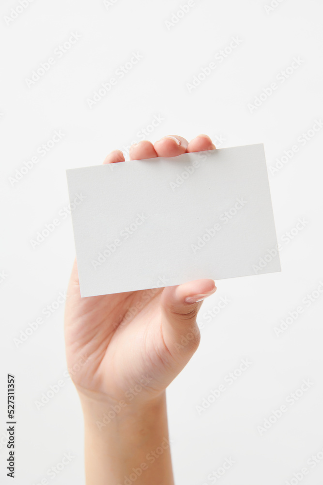 흰색 바탕에 명함을 들고 있는 여자 손 흰색 바탕에 명함을 들고 있는 여자 손