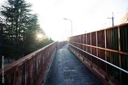 夕暮れの古く錆びついた歩道橋。浅い被写界深度。 © 35mmf2
