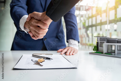 Cuadro en lienzo Shake hand Real estate brokerage agent Deliver a sample of a model house to the