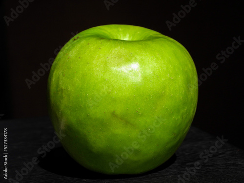 Manzana verde sobre un fondo oscuro