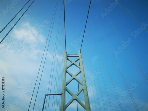 見上げた明石海峡大橋の主塔