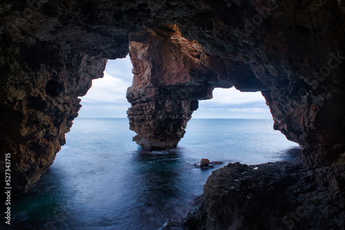 Fotografiet The cove of the Cueva dels Arcs in Alicante