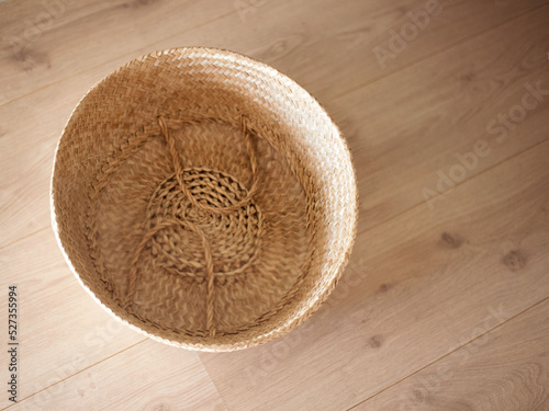 Fondo digital para fotografia de recien nacido, telon rustico, canasta redonda para bebe sobre tablas de madera,fotografia newborn
