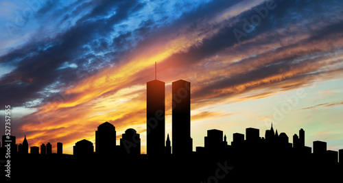 Fotografia New York skyline silhouette with Twin Towers at sunset