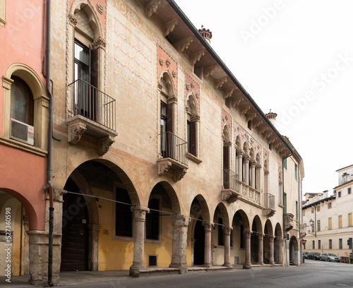 Richly decorated facade along Contra XX Settembre in Vicenza, Italy © Fons