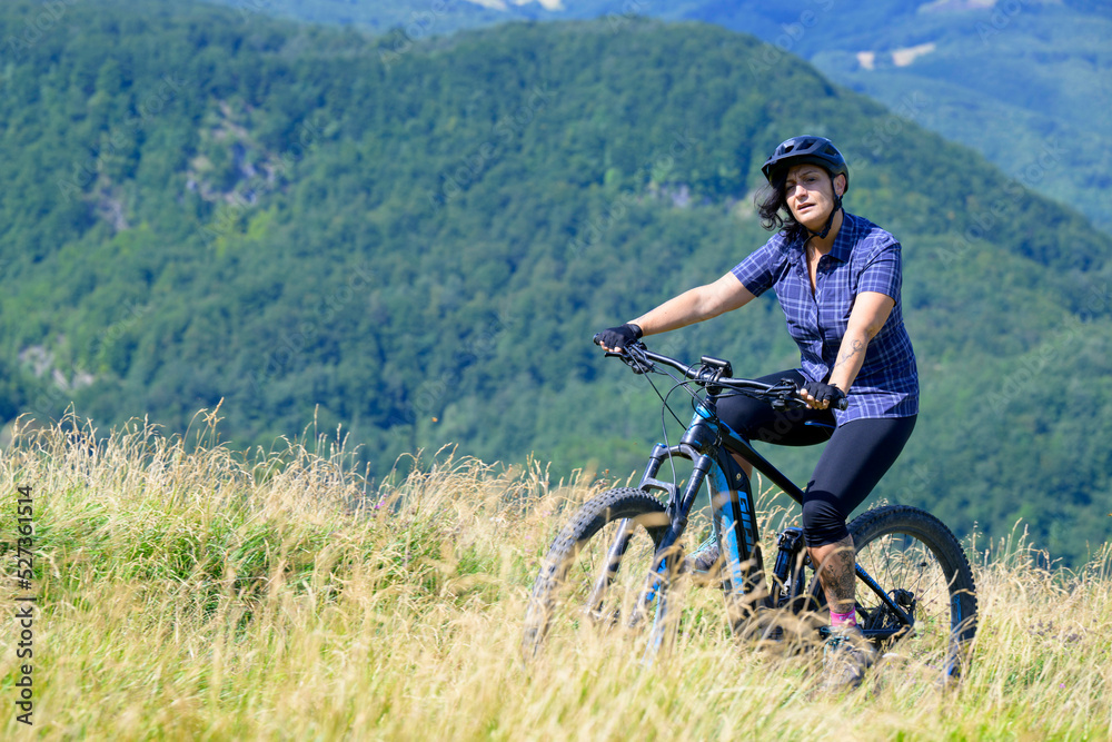 Fototapeta premium Bella Donna MTB in montagna
