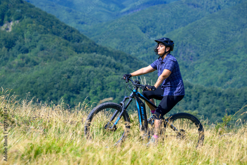 Obraz premium Bella Donna MTB in montagna