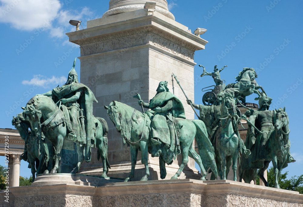 Obraz premium UNESCO world heritage site built to commemorate 1000th year of the Hungarian state. See the monument to the heroes of Hungary. Chieftains and leaders are memorialized in these statues at Heroes Square
