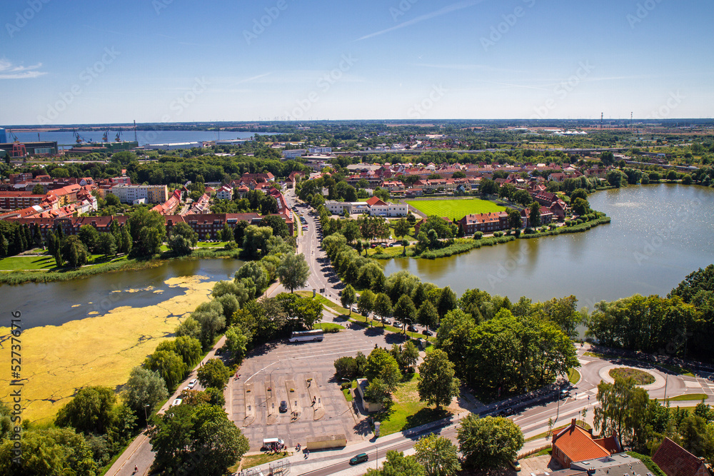 Fototapeta premium A view of a seaside city over the rooftops