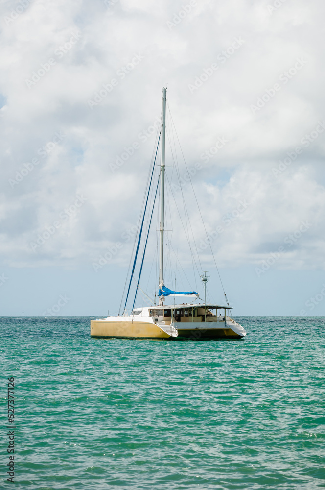 A bordo de um veleiro estilo catamarã no mar do nordeste do Brasil A bordo de um veleiro estilo catamarã no mar do nordeste do Brasil