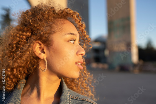 Valokuva pretty latin woman with curly hair looking to the side
