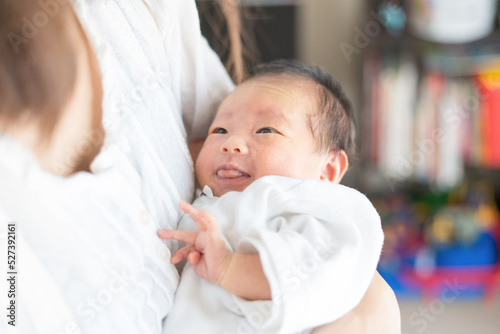 新生児（0歳0ヶ月）とお母さん 