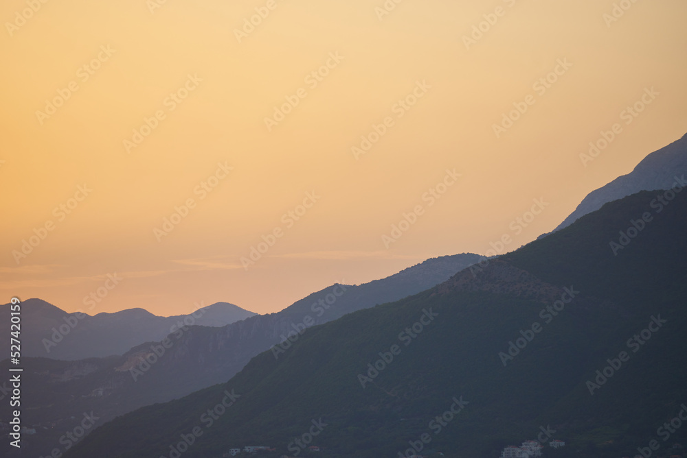 Obraz premium Evening mountain range view at golden hour