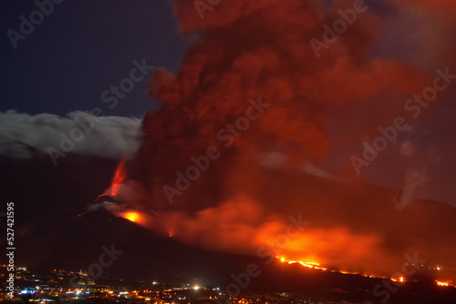 Large eruption of the Cumbre Vieja volcano on La Palma with large pyroclastic cloud.