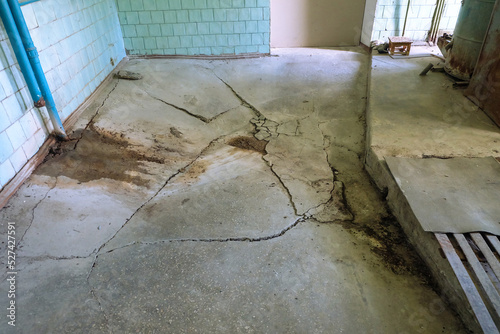 Foto Destroyed concrete flooring due to subsidence of the base soil