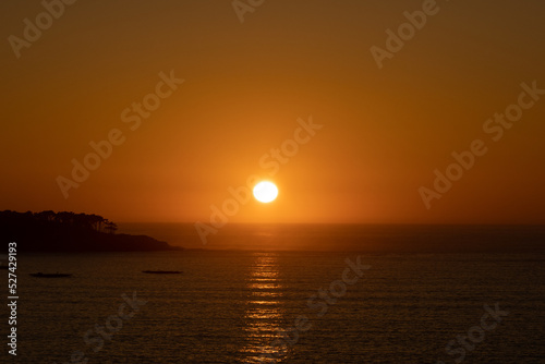 Paisaje de la costa al atardecer. Puesta de sol © VicPhoto