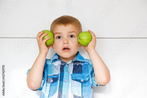 Chłopiec jabłka, zielone jabłka, zdrowe jedzenie, dieta przedszkolaka, zdrowie, żywienie dzieci