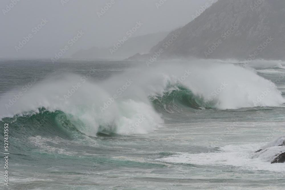 Grandes olas en la costa. Tormenta