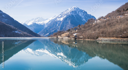 Fototapeta Naklejka Na Ścianę i Meble -  Le lac du Verney est une retenue d'eau artificielle fermé par le barrage du Verney, en Isère, dans les Alpes françaises.