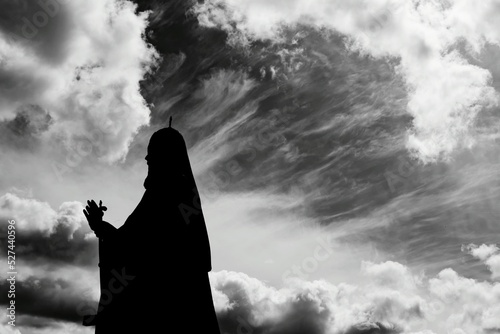 Fotografia Priest Against A Cloudy Sky