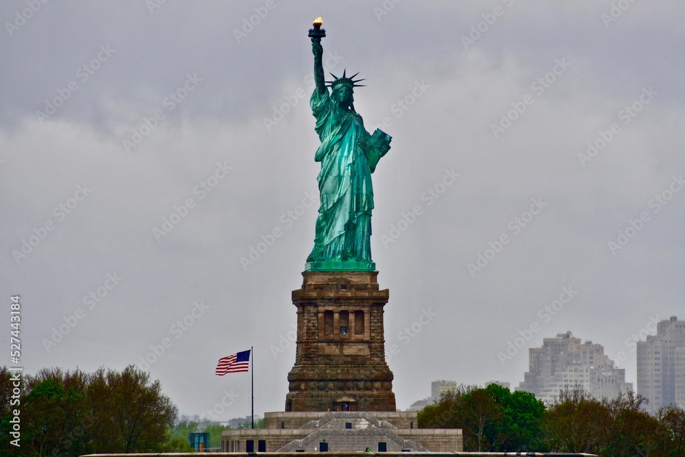 Fototapeta premium statue of liberty in the rain